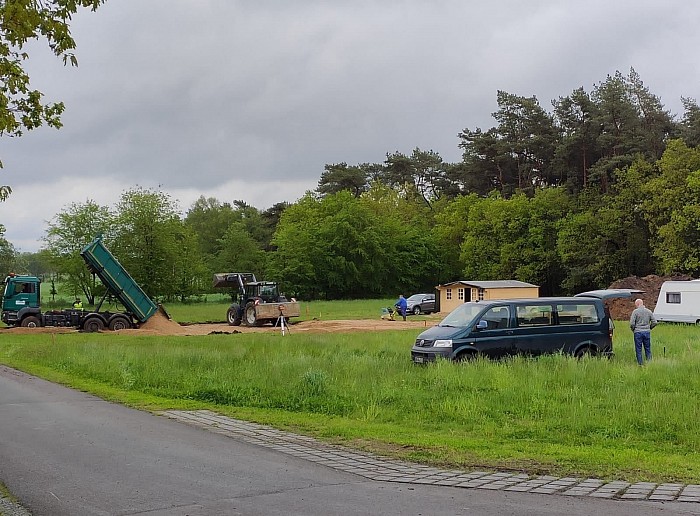 Bei mir ist heute der Bodengutachter zu Gange, im Hintergrund arbeitet Didi an seiner Bodenplatte.