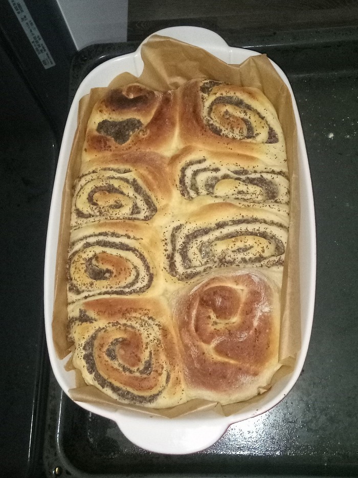 Verunglückter Mohnstrudel? Buchteln á la Böing? Die Mädels besuchen mich zu Ritas Geburtstag.