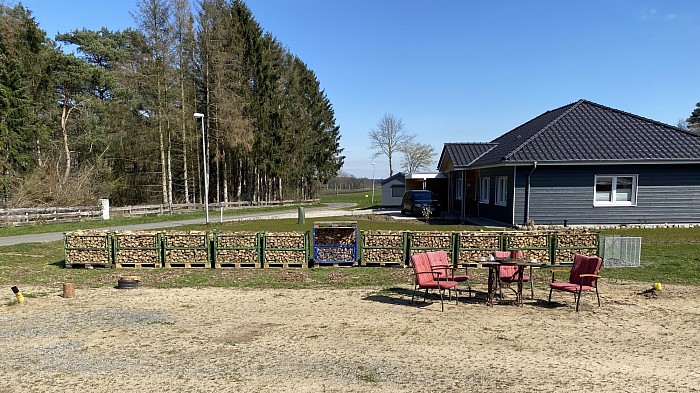 Gut, das hat jetzt etwas länger gedauert, dafür wurde das Holz mit viel Liebe gestapelt.