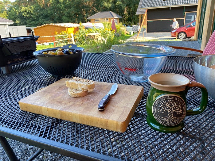 Abendbrot und Zwetschgen zum Entkernen.